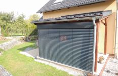 stínění pergoly pomocí venkovních žaluzií