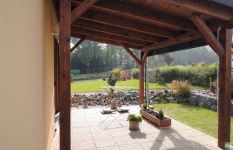 stínění pergoly pomocí venkovních žaluzií