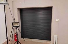 předokenní roleta jako uzavření místnosti, montáž žaluzie24