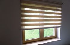 látkové rolety den a noc a plisse v rodinném domu