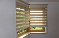 látkové rolety den a noc a plisse v rodinném domu