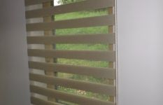 látkové rolety den a noc a plisse v rodinném domu