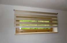 látkové rolety den a noc a plisse v rodinném domu