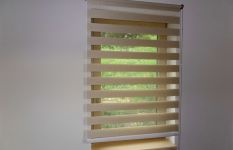 látkové rolety den a noc a plisse v rodinném domu