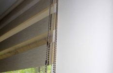 látkové rolety den a noc a plisse v rodinném domu