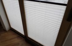 látkové rolety den a noc a plisse v rodinném domu