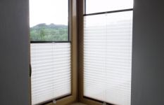 látkové rolety den a noc a plisse v rodinném domu