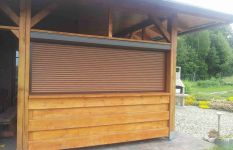 předokenní rolety pro uzavření zahradního altánu