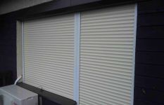 předokenní rolety s integrovanou síťí proti hmyzu