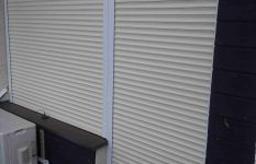 předokenní rolety s integrovanou síťí proti hmyzu