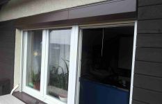 předokenní rolety s integrovanou síťí proti hmyzu