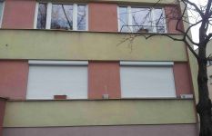 předokenní rolety do panelákového bytu