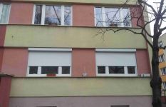 předokenní rolety do panelákového bytu