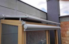 stínění zimní zahrady střešní markýzou a screenovou roletou