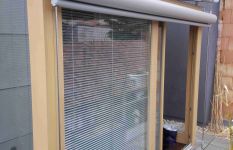 stínění zimní zahrady střešní markýzou a screenovou roletou